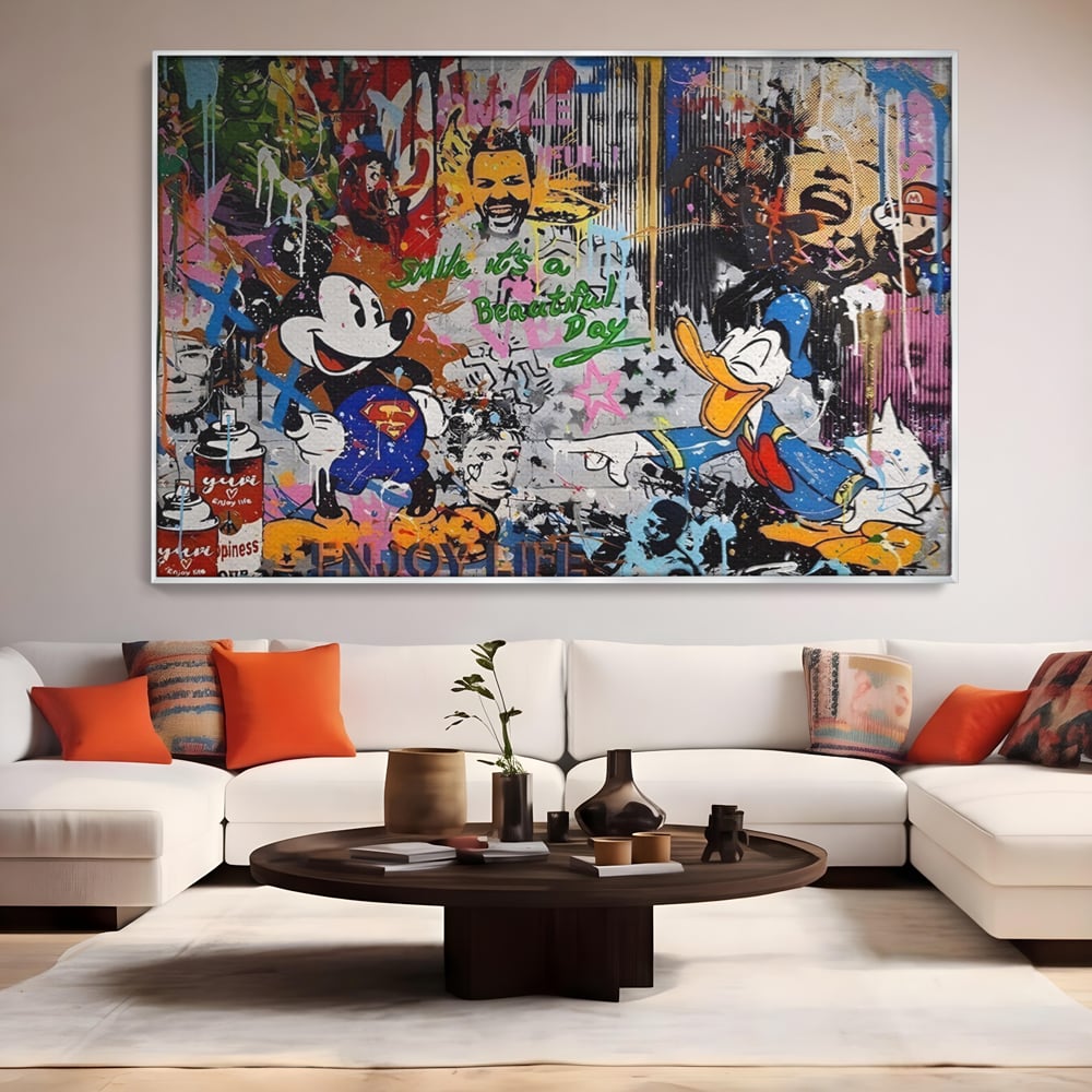 Tablou canvas cu tablou canvas cu graffiti si desene animate, in rama de aluminiu argintiu, pe perete intr-un living